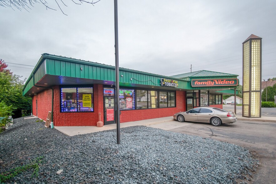 606 W Main St, Waupun, WI à louer - Photo du bâtiment - Image 3 de 9