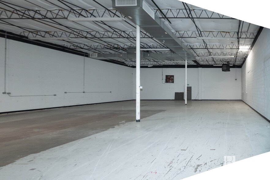 1350 Motor Cir, Dallas, TX for lease - Building Photo - Image 3 of 8