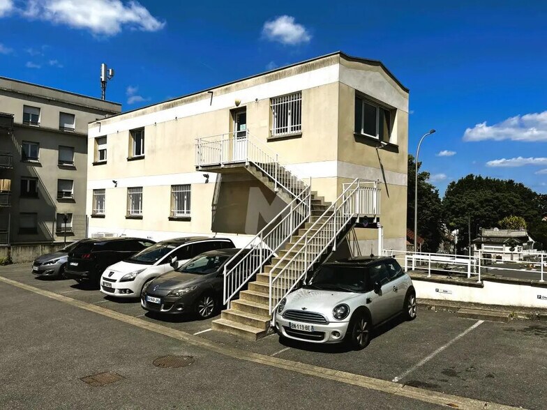 Office in Ris-Orangis for lease - Building Photo - Image 1 of 9