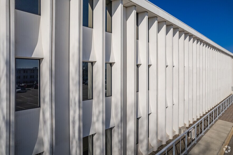 5 Dakota Dr, Lake Success, NY à louer - Photo du bâtiment - Image 3 de 8