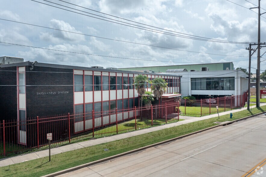 5306 Clinton Dr, Houston, TX à louer - Photo du bâtiment - Image 2 de 6