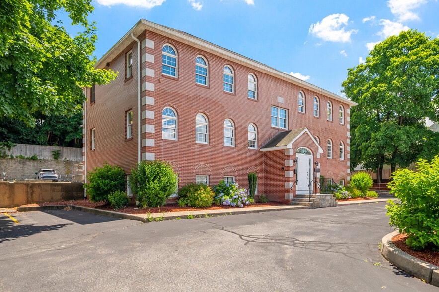 352 Park Ave, Woonsocket, RI à vendre - Photo du bâtiment - Image 3 de 70