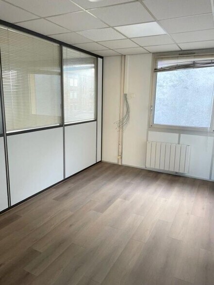 Office in Versailles for lease - Interior Photo - Image 2 of 11