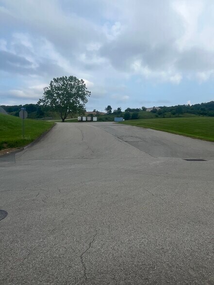 2250 Industrial Dr, Connellsville, PA à vendre - Photo principale - Image 1 de 9