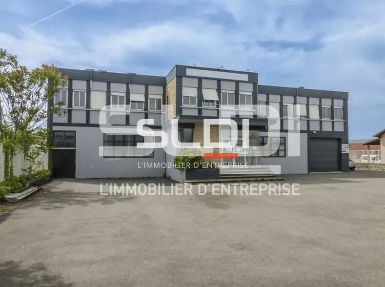 Flex in Décines-Charpieu for lease - Building Photo - Image 1 of 13
