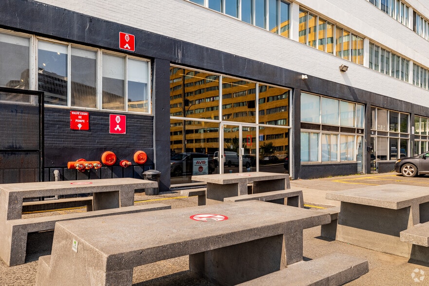 51-55 Rue de Louvain O, Montréal, QC à louer - Photo du bâtiment - Image 3 de 11