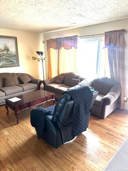 1092 Mitchell Way, El Sobrante, CA à vendre - Photo du bâtiment - Image 3 de 11