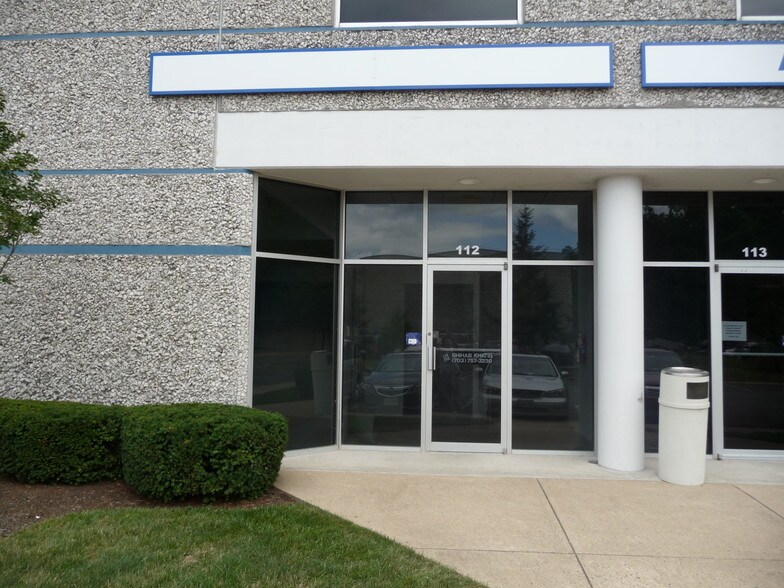 22611 Markey Ct, Sterling, VA à louer - Photo du bâtiment - Image 2 de 12