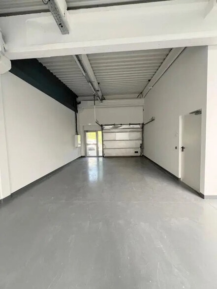 Flex in Trappes for lease - Interior Photo - Image 2 of 11