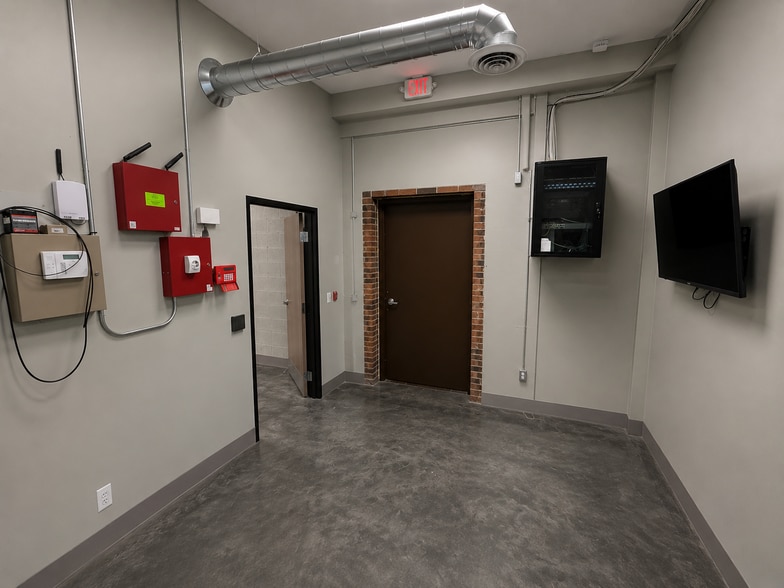 223-229 Lake Ave, Traverse City, MI for lease - Interior Photo - Image 2 of 5