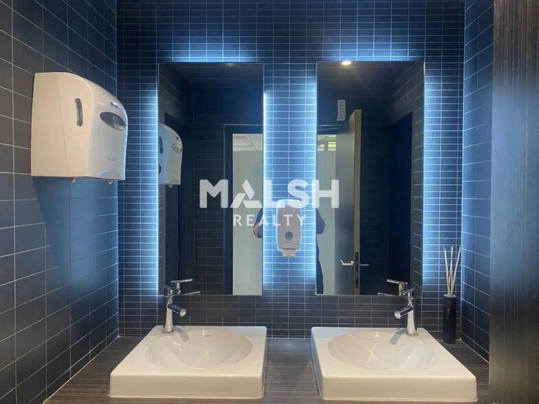 Office in Caluire-et-Cuire for lease - Building Photo - Image 2 of 13