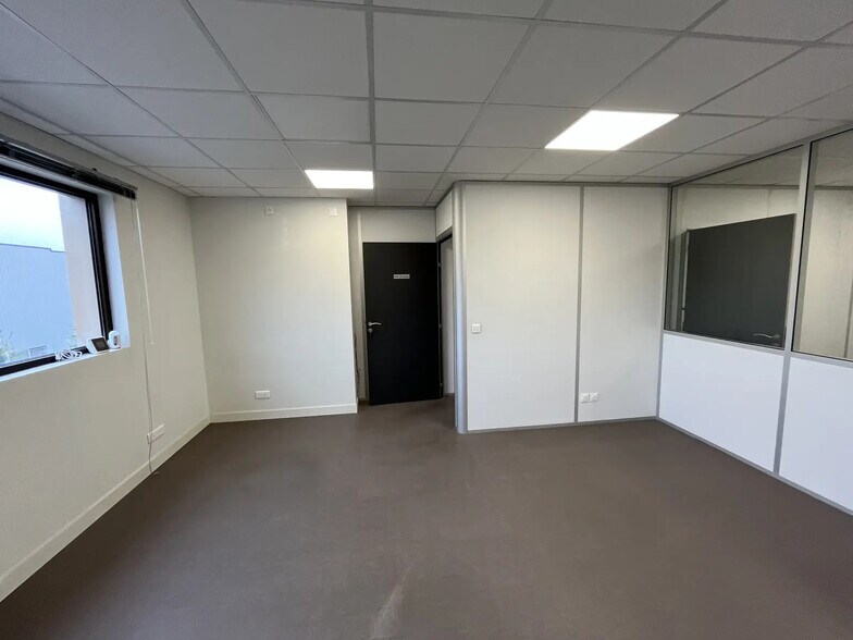 Office in Franconville for lease - Interior Photo - Image 2 of 11