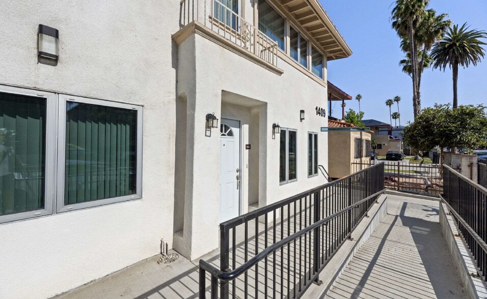 1409 N Hobart Blvd, Los Angeles, CA à vendre - Photo du bâtiment - Image 3 de 14