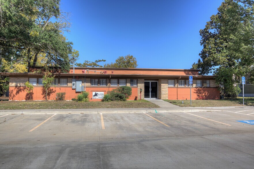 217 College St, Sulphur Springs, TX à vendre - Photo du bâtiment - Image 3 de 12