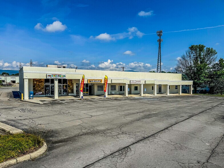 2105-2121 Apperson Dr, Salem, VA à louer - Photo du bâtiment - Image 2 de 5