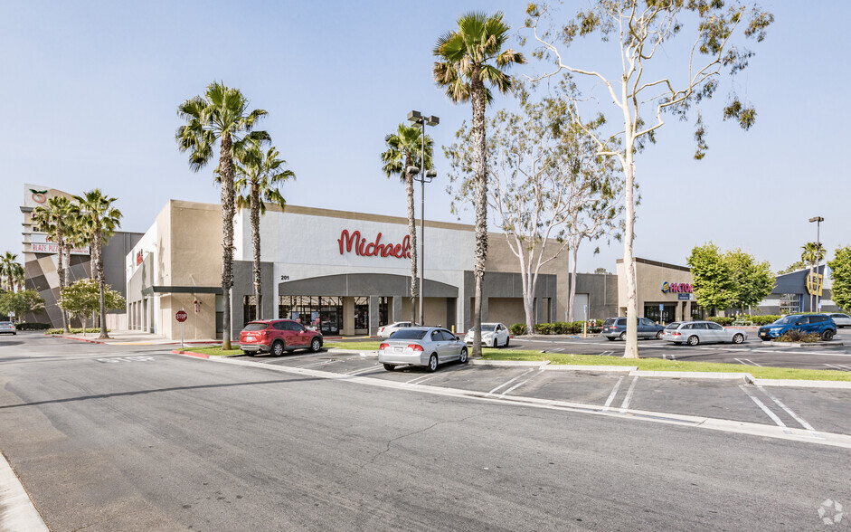 246 E Orangefair, Fullerton, CA for lease - Building Photo - Image 1 of 4