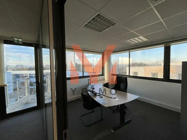 Office in Poissy for lease - Interior Photo - Image 3 of 4