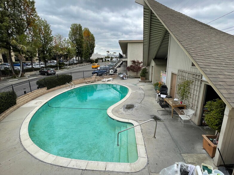 1018 E Orangethorpe Ave, Anaheim, CA à vendre - Photo du bâtiment - Image 2 de 21