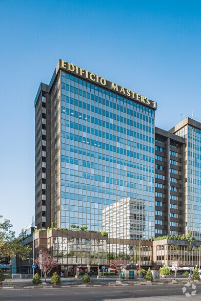 Avenida del General Perón, 38 B, Madrid, Madrid à louer - Photo du bâtiment - Image 2 de 6