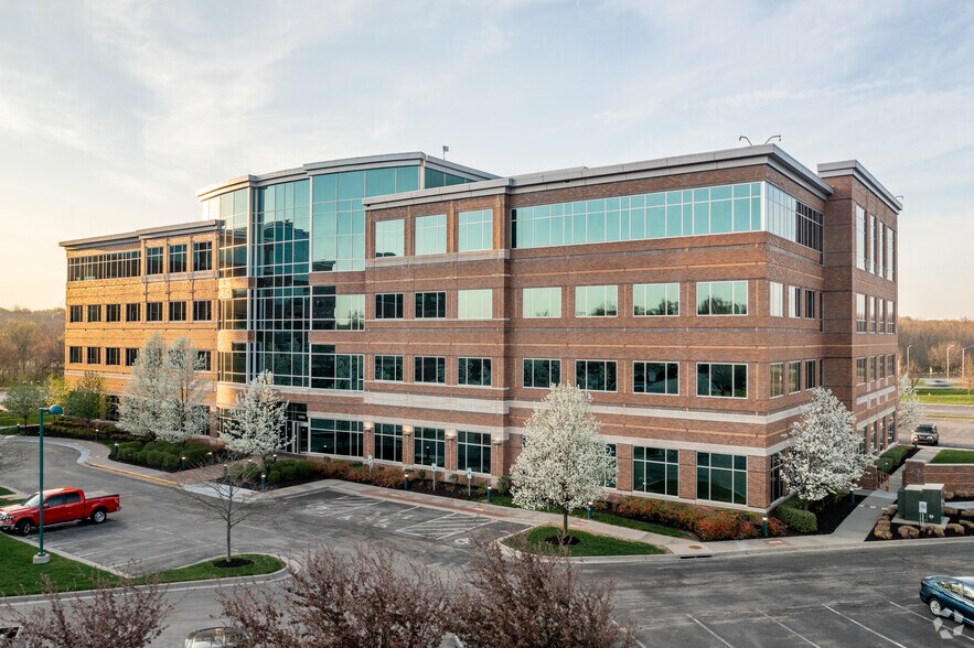 11460 Tomahawk Creek Pky, Leawood, KS à louer - Photo du bâtiment - Image 1 de 7