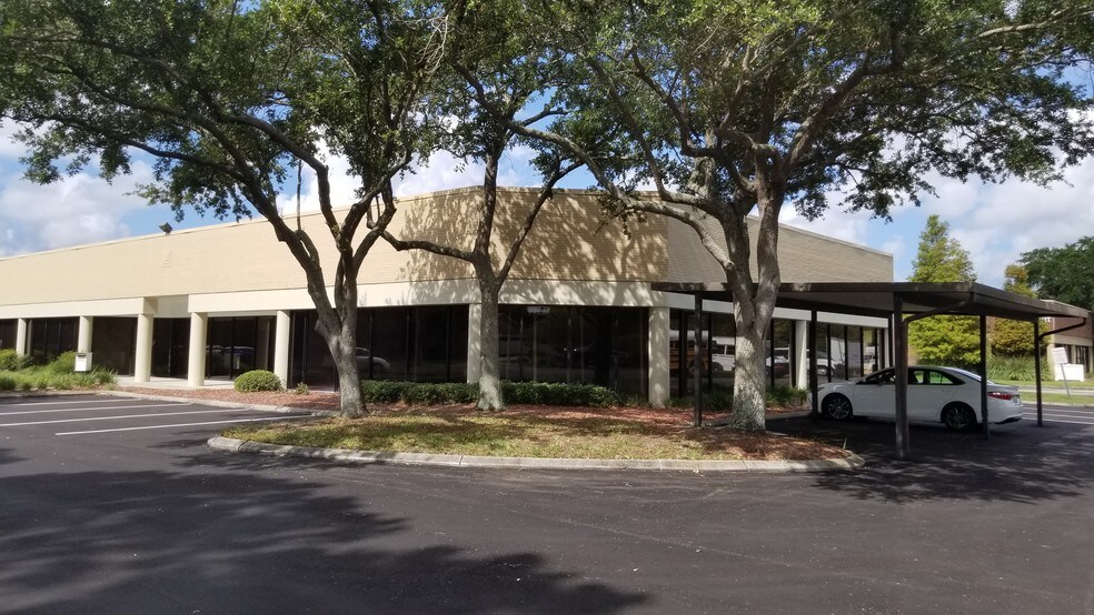 2200 Tall Pines Dr, Largo, FL à louer - Photo du bâtiment - Image 2 de 13