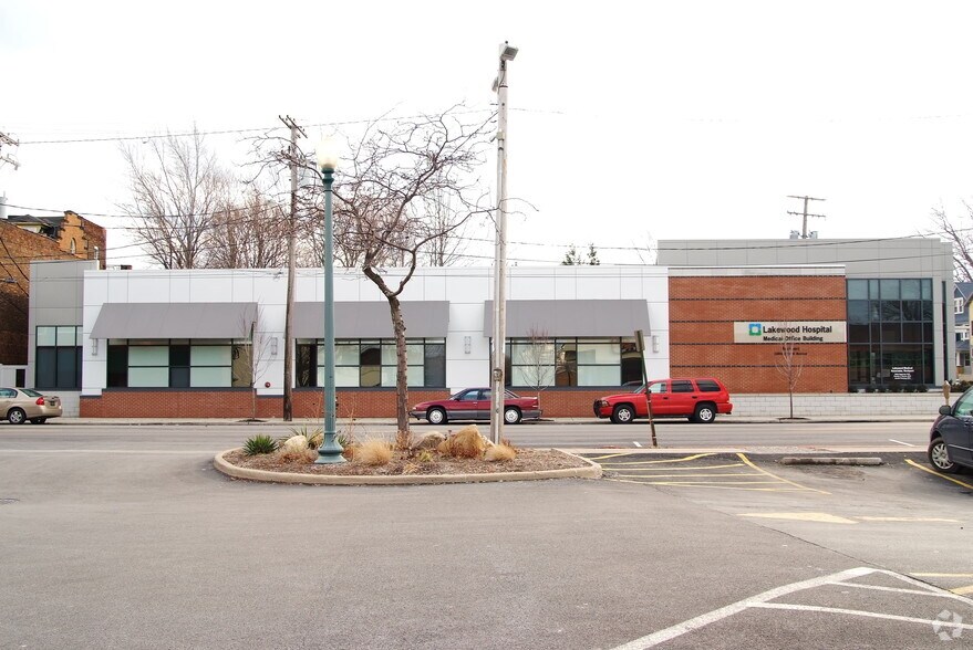 11851 Detroit Ave, Lakewood, OH à vendre - Photo du bâtiment - Image 2 de 2