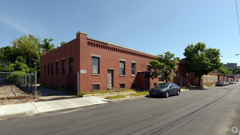 233-241 W Park St, Providence, RI à louer - Photo du bâtiment - Image 2 de 10