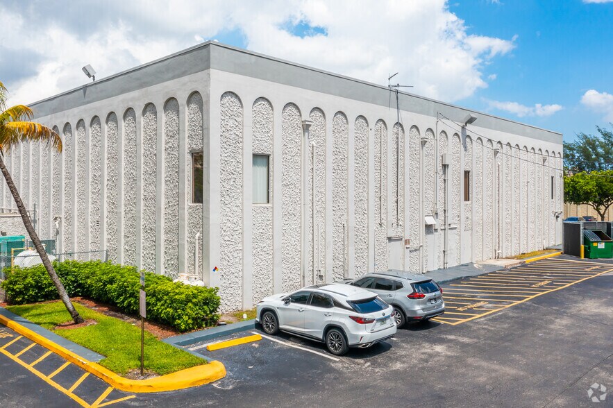 4850 W Oakland Park Blvd, Lauderdale Lakes, FL à louer - Photo du bâtiment - Image 2 de 7