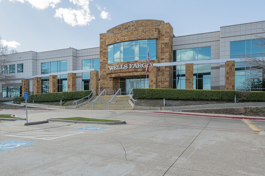 6061 N State Highway 161, Irving, TX à vendre - Vidéo aérienne - Image 2 de 14