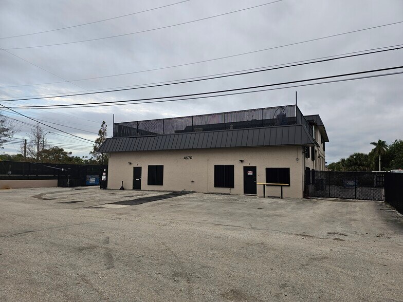 4670 SW 83rd Ter, Davie, FL à vendre - Photo du bâtiment - Image 3 de 8