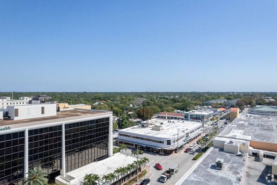 6907-6915 SW 57th Ave, South Miami, FL à louer - Photo du bâtiment - Image 3 de 6