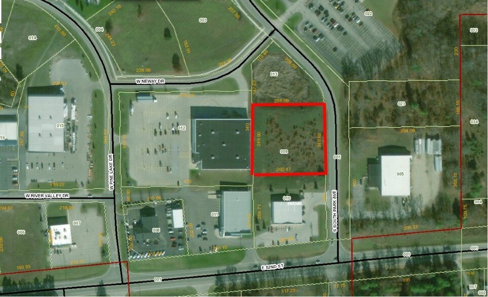 13 W Pine Lake Dr, Newaygo, MI à vendre - Photo du bâtiment - Image 2 de 2