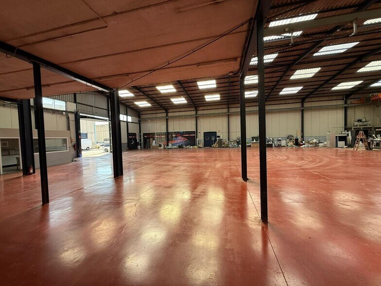 Poligono Industrial Can Fuster portefeuille de 2 propriétés à vendre sur LoopNet.ca - Photo intérieure - Image 1 de 8