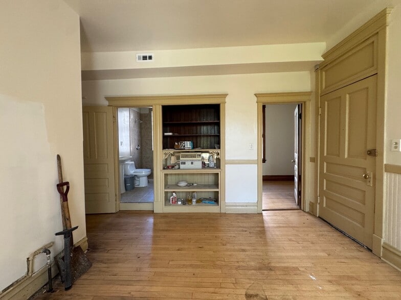 2628 and 2744 S Millard portfolio of 2 properties for sale on LoopNet.ca - Building Photo - Image 3 of 4