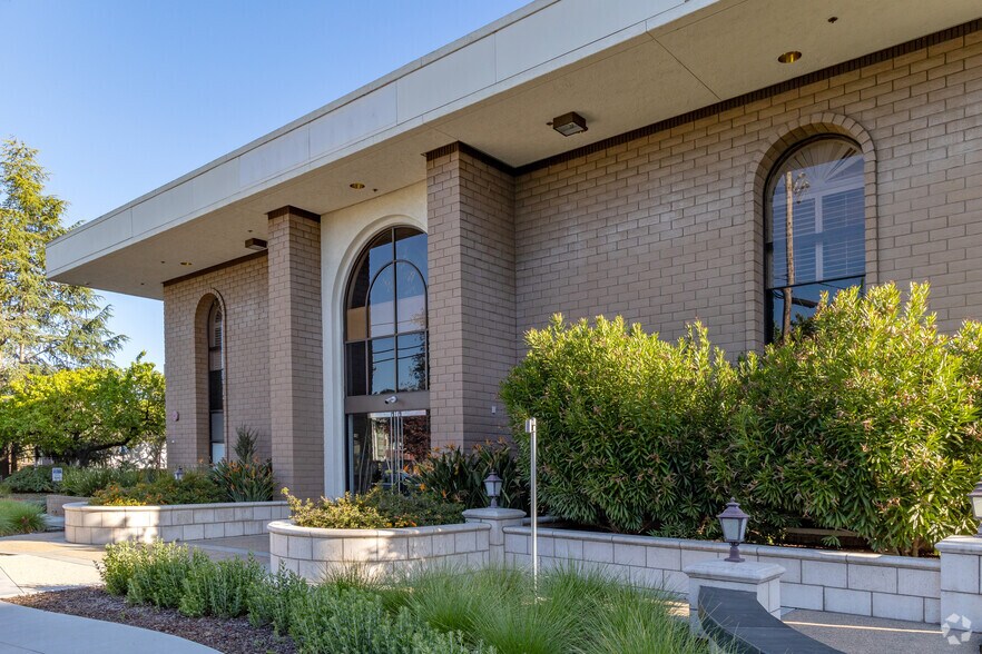 554 San Antonio Rd, Mountain View, CA à louer - Photo du bâtiment - Image 3 de 8