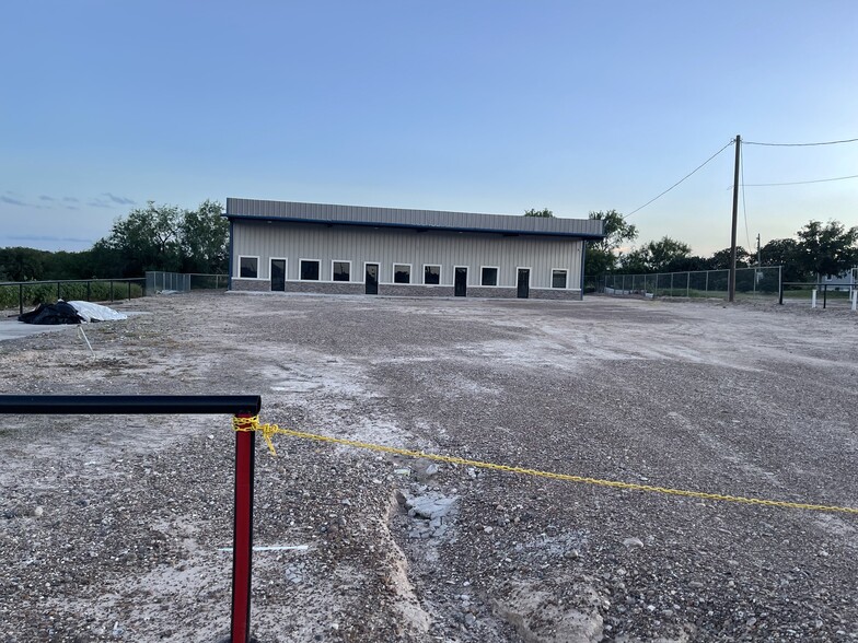 938 E Expressway 83, Sullivan City, TX for lease - Primary Photo - Image 1 of 1