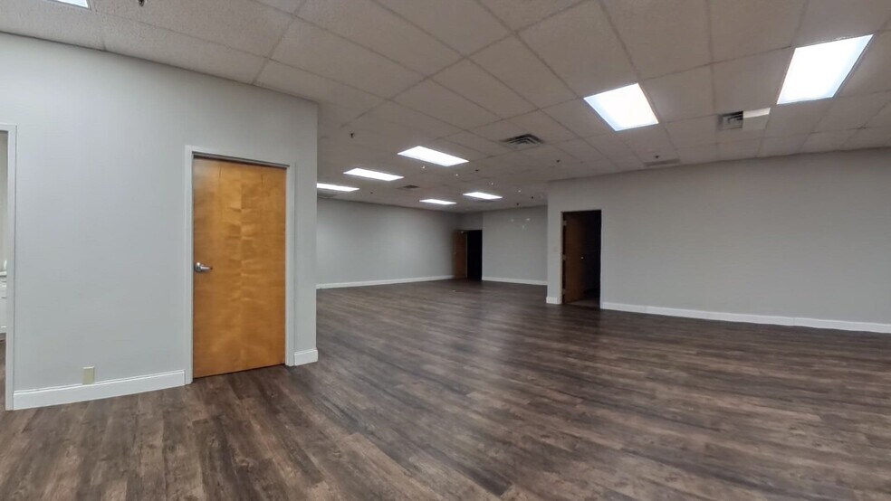 6230 Regency Pky, Norcross, GA à louer - Vidéo sur l’inscription commerciale - Image 2 de 21