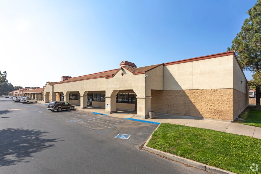 2601 Oakdale Rd, Modesto, CA for lease - Building Photo - Image 1 of 2