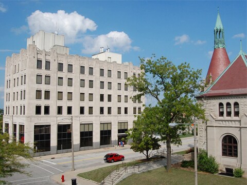 100 S Jefferson Ave, Saginaw, MI à louer - Photo du bâtiment - Image 1 de 21