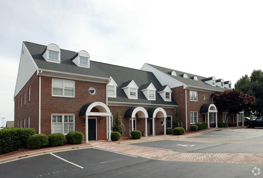 1365 Westgate Center Dr, Winston-Salem, NC à vendre - Photo principale - Image 1 de 7