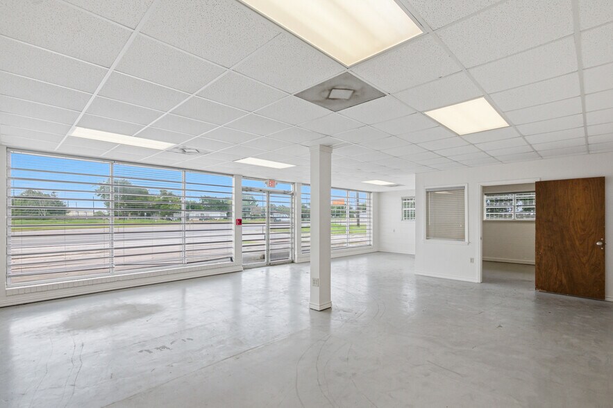 4107 Port Lavaca Dr, Victoria, TX à vendre - Photo du bâtiment - Image 2 de 52