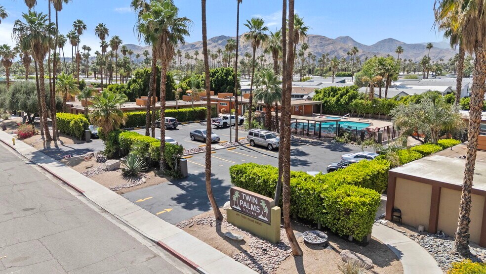 495 Twin Palms Dr, Palm Springs, CA à vendre - Photo du bâtiment - Image 2 de 24