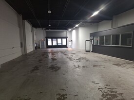 WAREHOUSE FOR RENT WITH DRIVE INN HUGE GATE ! - Entrepôt