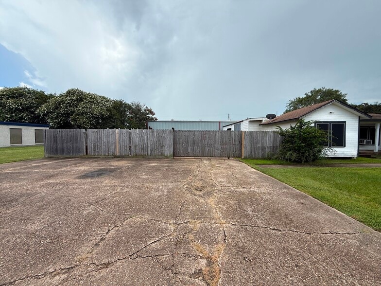 114 W 2nd St, Deer Park, TX for lease - Building Photo - Image 2 of 3