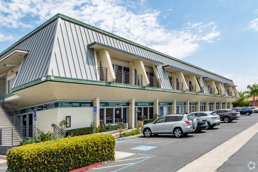 2050 W Chapman Ave, Orange, CA à louer - Photo du bâtiment - Image 3 de 15