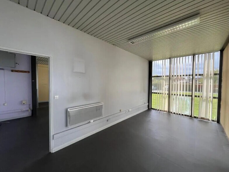 Flex in VILLENEUVE-D'ASCQ for lease - Interior Photo - Image 3 of 5