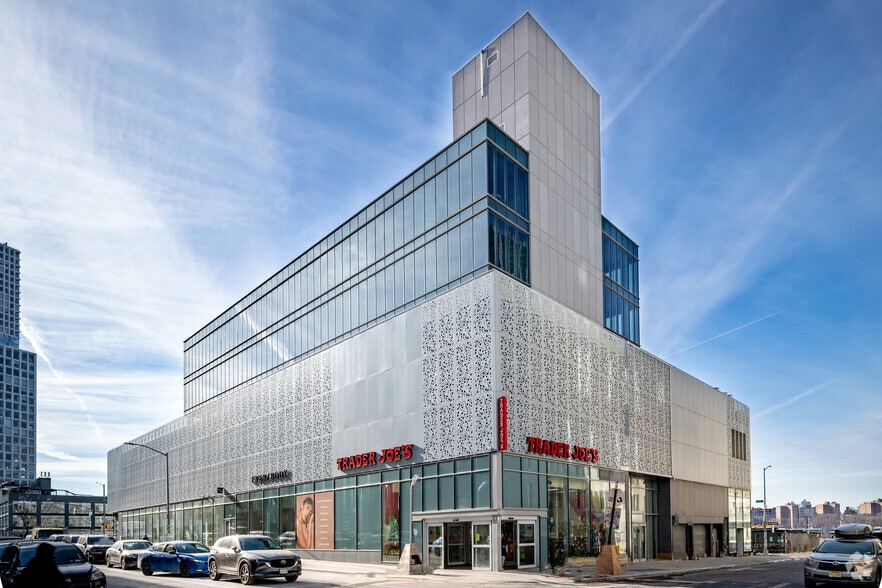 200 Kent Ave, Brooklyn, NY for lease - Primary Photo - Image 1 of 42