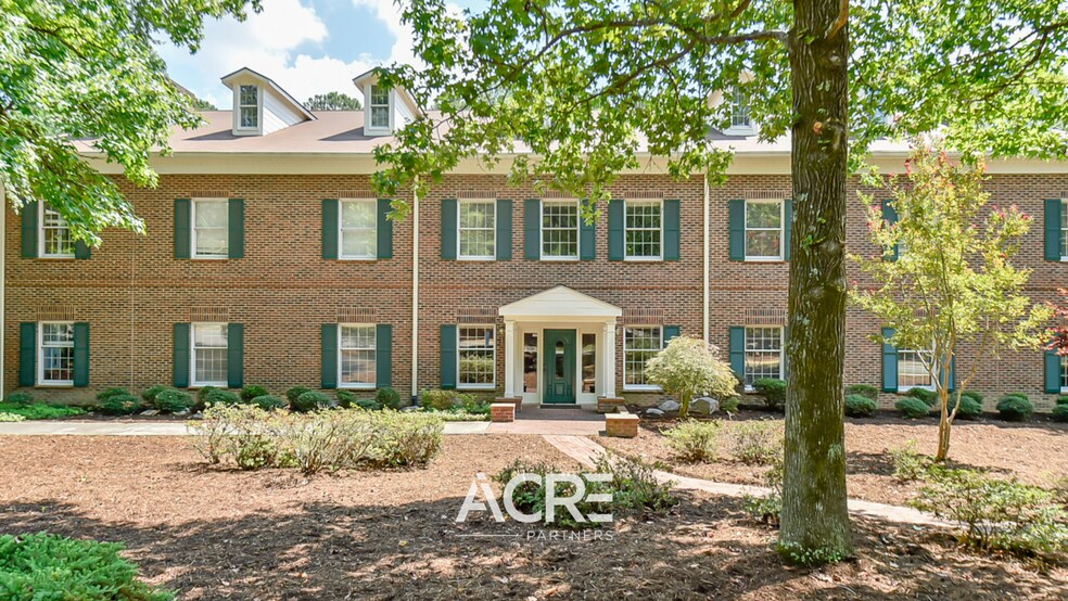 300 Silver Cedar Ct, Chapel Hill, NC à vendre - Photo du bâtiment - Image 1 de 22