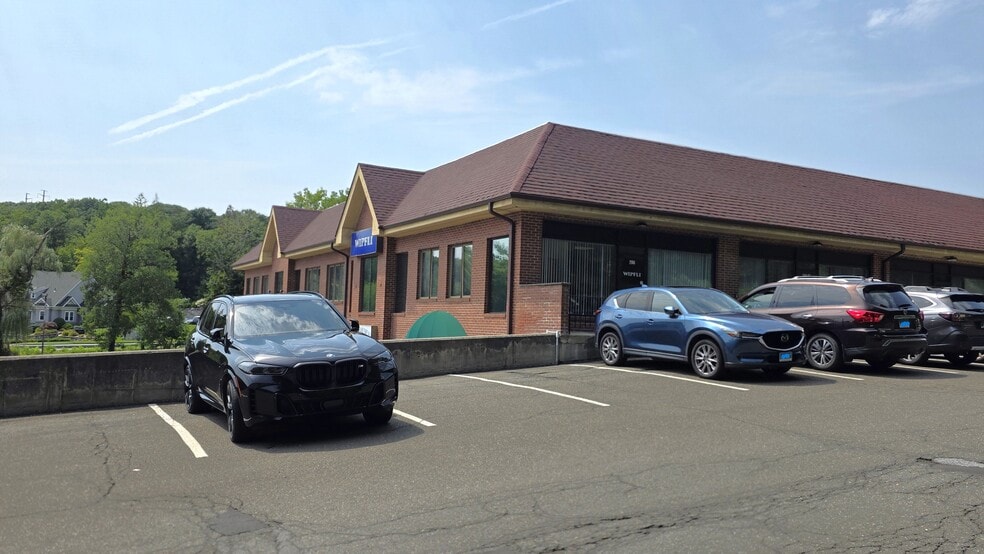 900 Straits Tpke, Middlebury, CT for lease - Building Photo - Image 2 of 3