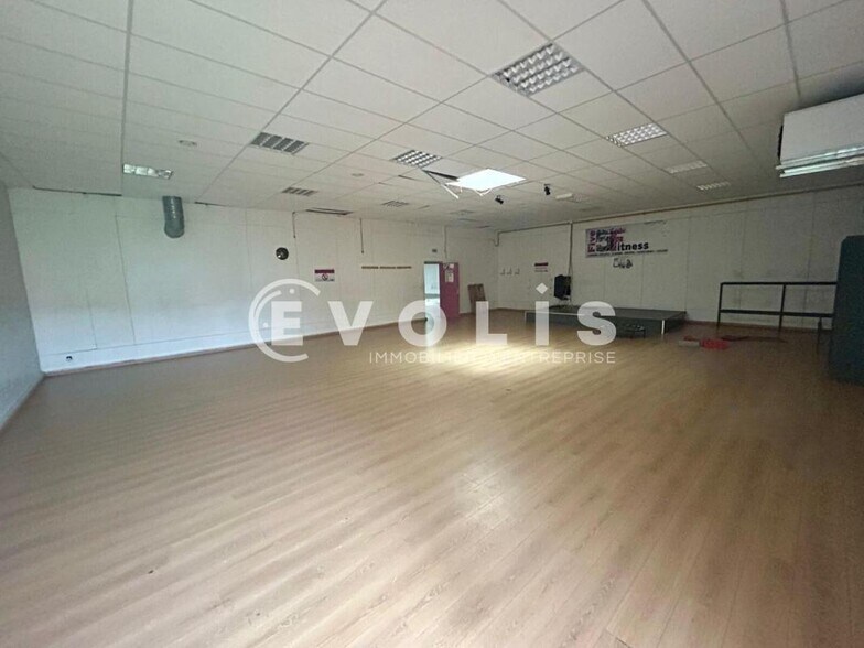 Flex in Varennes-sur-Seine for lease - Interior Photo - Image 2 of 4